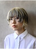 顔まわりレイヤーで動きを出したハッシュカット×抜け感ブロンド