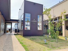 ルッソ(LUSSO)の雰囲気（陽が差し込む店内と、サロンとカフェが併設された店舗）