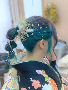 エリカ 美容室 【トレンドてんこ盛り!】インナーカラーを活かす紐アレンジ