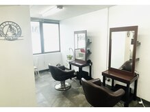 アリアヘアーデザインの雰囲気(白い店内 2面のセット台でしっかりとカウンセリングを行います)