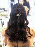 結婚式 二次会 お呼ばれ ねじりハーフアップ+ゴールドアクセ