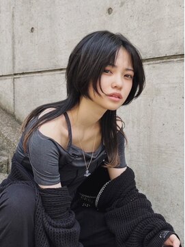 スリーアン(THREE ann.) 暗髪ウルフレイヤー20代30代