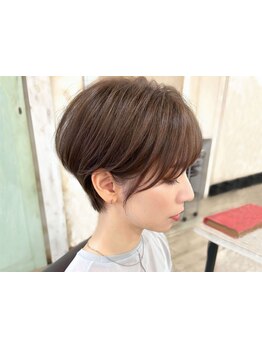 気になる白髪をしっかりカバーし上品な色味を再現☆グレイカラーに束感ショートボブで大人キュートな印象♪