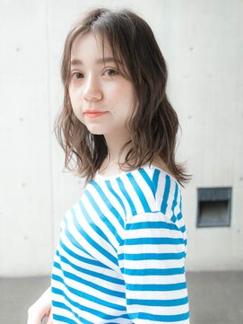 ルティア(Lutia) ゆるふわ ウェーブ センターパート オリーブアッシュ