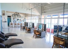 【また来たくなる居心地の良さ】も人気の理由☆座りやすい椅子と広々セット面で施術中も疲れません♪