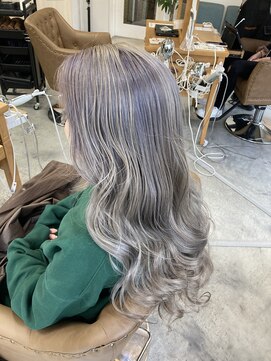 フツーロ 栄(FUTURO) スモーキーシルバーロング