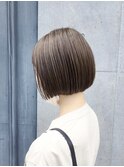 コンパクトなミニボブ×極細ハイライトグレージュ