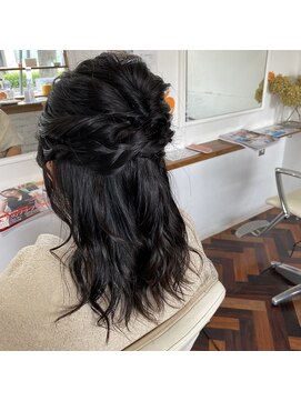 ヘアーアンドメイクアップモパ ハーフアップアレンジ
