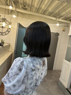 トッカ ヘアアンドトリートメント 難波店 顔周りウェーブのシンプル外はねボブ