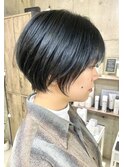 伊藤指名人気スタイル★黒髪でも重く見えない丸みショート