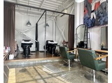 ミスターグッドモーニング(MR.GOOD MORNING)の雰囲気（高い天井で開放感を感じる店内◎フルフラットのシャンプー台です）