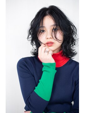 ビハインドザカーテン(BEHIND THE CURTAIN) ミディアム×ウルフ×暗髪スタイル