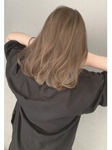 キャロル(CAROL) ミルクティーグレージュのミディアムヘアスタイル