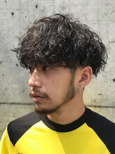《*リッジ(髪の根元~中間の部分のパーマ)強めの重めマッシュ*》カジュアルな服装に◎20代に人気のスタイル*