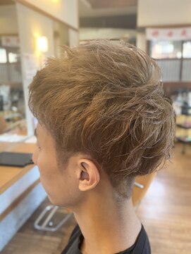 ギャロップヘアー ブリーチ有りのWカラー×メンズ2ブロック
