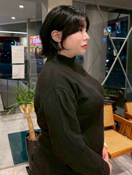 黒髪くびれショートボブ