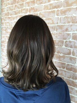 ルミエール(Lumiere) 外はねミディアムボブ