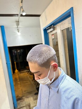 リッカヘアー(Ricca hair) メンズ短髪刈り上げツーブロックボウズプラチナアッシュ