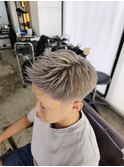 ブリーチカラーシルバーベージュスキンフェードアップバング
