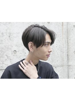 ワンカール×センターパートで、清潔感あるスタイルに*ショートレイヤーのデザインも◎[メンズパーマ]