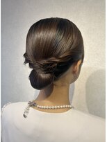 カウチ ヘアー ドレッシング(COUCH Hair Dressing) 上品で洗練された印象を演出する、低めシニヨン