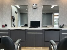 五十嵐理容店の雰囲気（カットスペースは理容店らしい落ち着いた雰囲気です。）