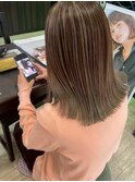 極細ハイライトで魅せる立体感。洗練された大人の外ハネボブ