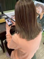 シー 岡崎(,SHE) 極細ハイライトで魅せる立体感。洗練された大人の外ハネボブ