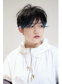 毛先にブルーを入れたショートヘア