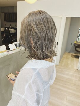 ジャパンデザイナーズアカデミー くびれレイヤー/プラチナアッシュ【堺、深井】