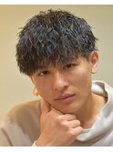 黒髪縦落ちツイストスパイラルパーマツーブロックマッシュ