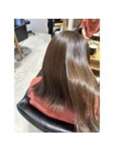 UPTOGLOSSはエイジング（老化）の進行を水素の力で抑え、抜毛や白髪抑制効果がある最高級のトリートメント