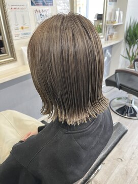 外ハネボブ　アッシュベージュ