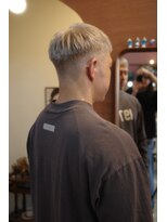 エディ(Edy)&nbsp;刈り上げスキンフェードホワイトシルバーケアブリーチ眉毛カット