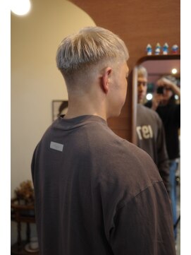 エディ(Edy) 刈り上げスキンフェードホワイトシルバーケアブリーチ眉毛カット