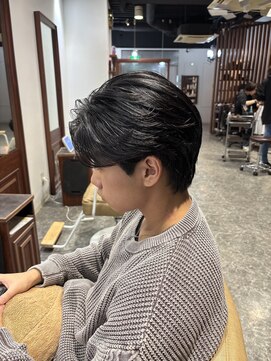 グラフィーサッポロ(Graphy sapporo) フェザーパーマ　メンズカット　センターパート　メンズパーマ