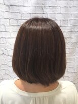 ミーティア バイ クアトロ(Meteor By QUATRO)&nbsp;前髪をワイドにとって都会的で旬な雰囲気なボブスタイル