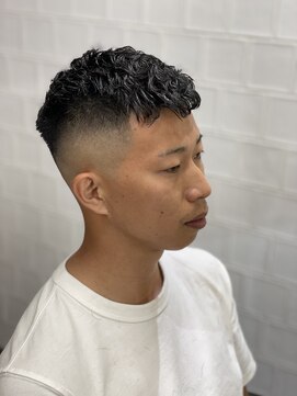 メリケンバーバーショップ フクオカ(MERICAN BARBERSHOP FUK) かき上げヘアショートレイアーくせ毛風パーマコンマヘア450