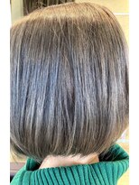 ヘアーアンドメイク マニス(hair&make manis) モノグレージュカーキベージュカラー 内巻きショートボブ