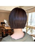 えりあしギリギリの切りっぱなしボブ