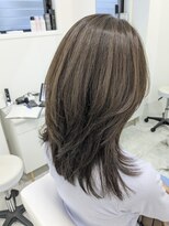 ミシカ(MITHICA)&nbsp;結べて楽ちんセミロングレイヤースタイル＋グレージュカラー