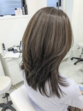 ミシカ(MITHICA)&nbsp;結べて楽ちんセミロングレイヤースタイル＋グレージュカラー