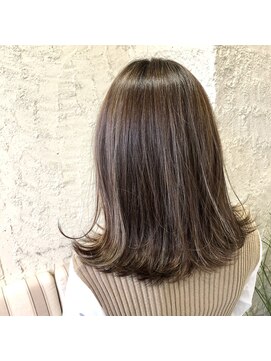 ペネロープ(Penelope) ミディアム/ハイライト/外ハネ 担当 夕島