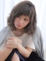 ヴィヴィ(VIVIE)&nbsp;ブルージュグレージュひし形くびれヘア小顔オン眉ショートバング