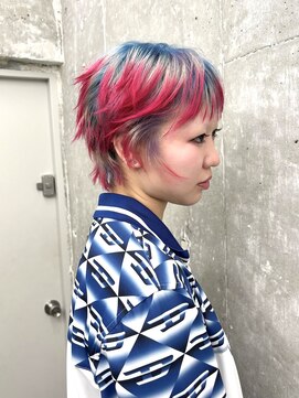 オーン 渋谷(OOn) ネオンピンクとシアンブルーのデザインショート