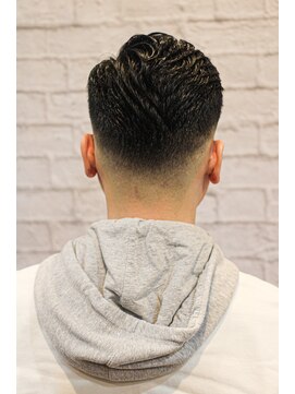 銀座マツナガ 新宿野村ビル店 白黒しない、グレーなゾーンを多めに作ったスキンフェード