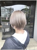 ショートボブ×ホワイトミルクティー