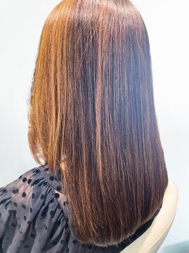 美容室フルール 20代30代40代艶感ストレートミルクティーアッシュ透明感