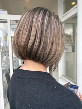 リタ ハマセン(LiTA. hamasen) 前下がりひし形ボブ×デザインハイライト