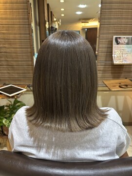 イリーブ(elieve) 明るいグレイカラーで大人可愛いヘアカラー